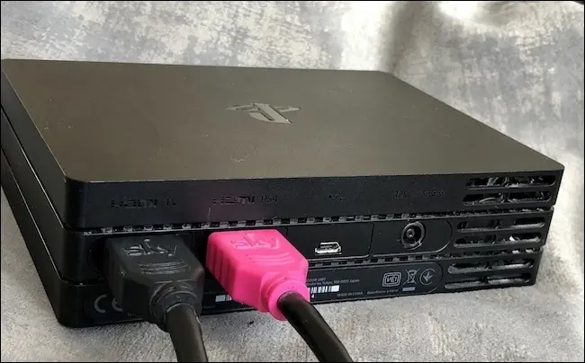 Segundo cabo HDMI inserido na porta HDMI PS4 na unidade do processador.