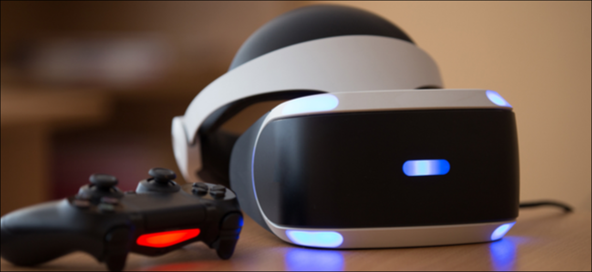 Fone de ouvido PlayStation VR, console PlayStation 4 e controle sobre uma mesa.