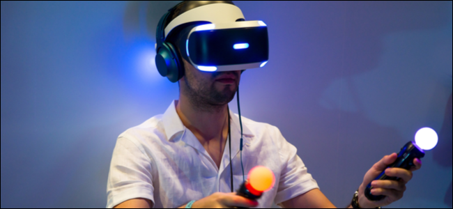 Um homem jogando PSVR.