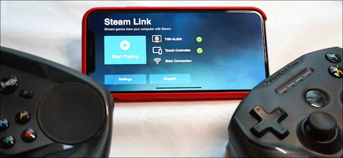 iPhone 上的 Steam 流式盒，靠近视频游戏控制器。