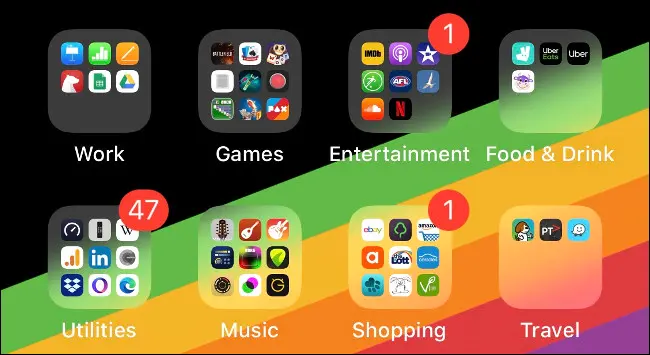 Cartelle di app su una schermata iniziale di iOS organizzate per tipo.