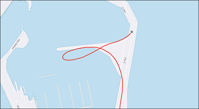 Um mapa GPS mostrando uma rota de corrida que vai para o oceano.