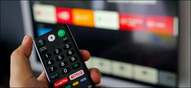 Alguien con un control remoto de Android TV.