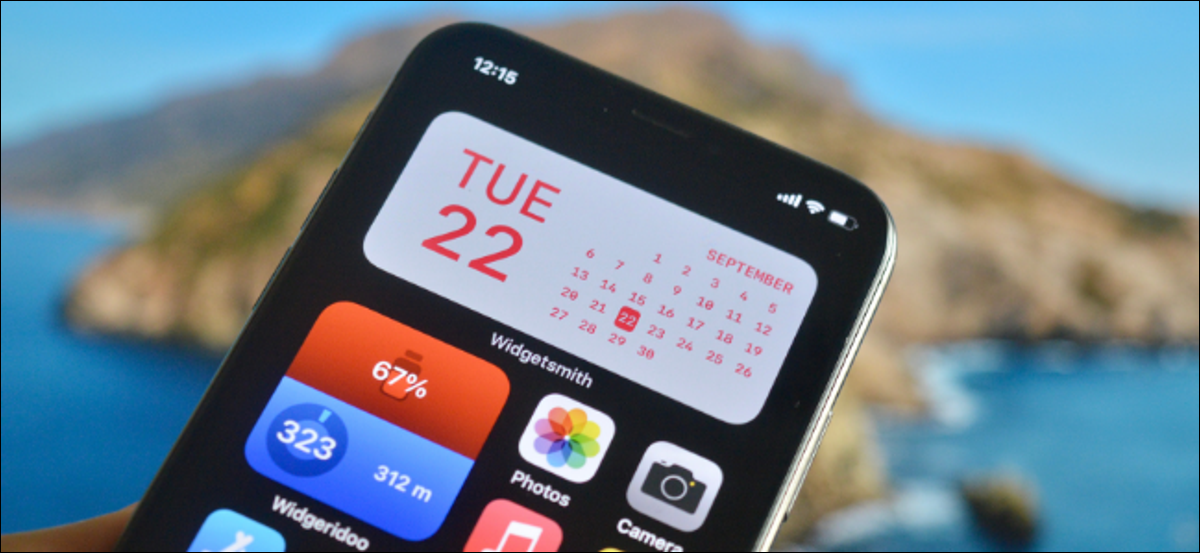 Utilisateur d'iPhone créant un widget personnalisé pour l'écran d'accueil