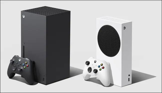 帶有控制器的 Xbox Series X 和 Series S。