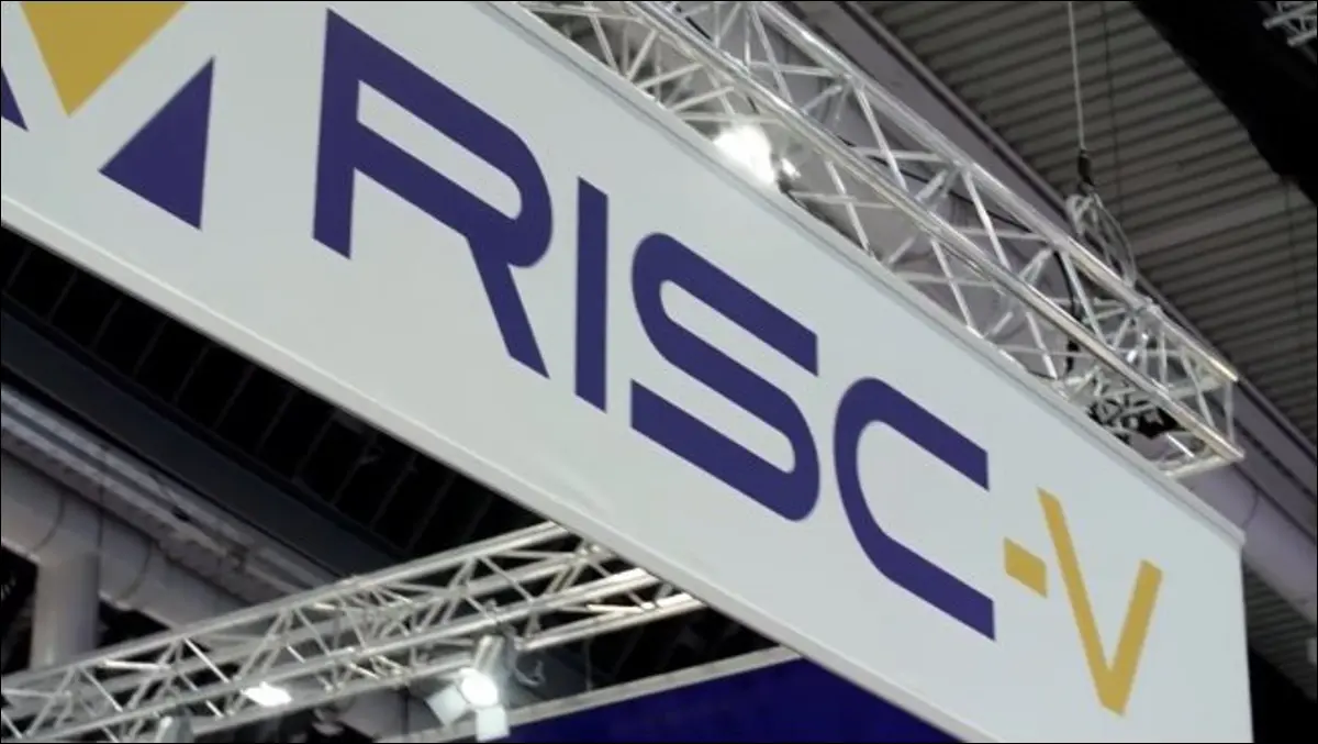 Вывеска с логотипом RISC-V на конференции.