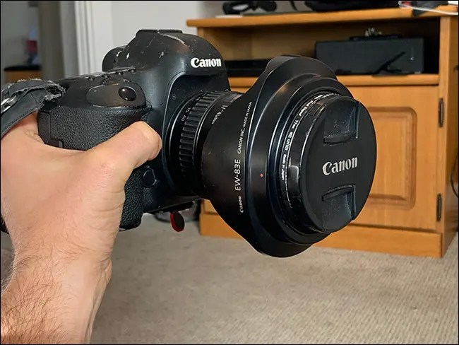 Canon 카메라에 거꾸로 부착된 렌즈 후드.