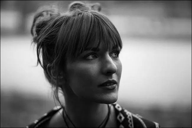 Un retrato de una mujer con un fondo borroso.