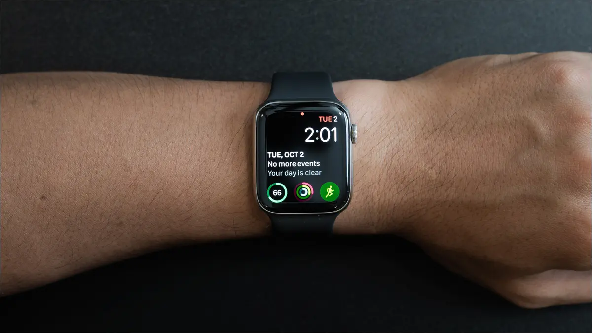 شخص يرتدي ساعة Apple Watch مع ظهور تعقيدات على الشاشة