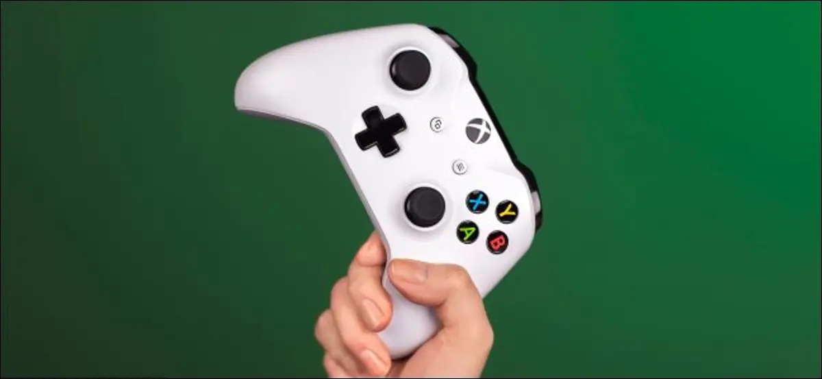 Una mano che tiene un controller Xbox.