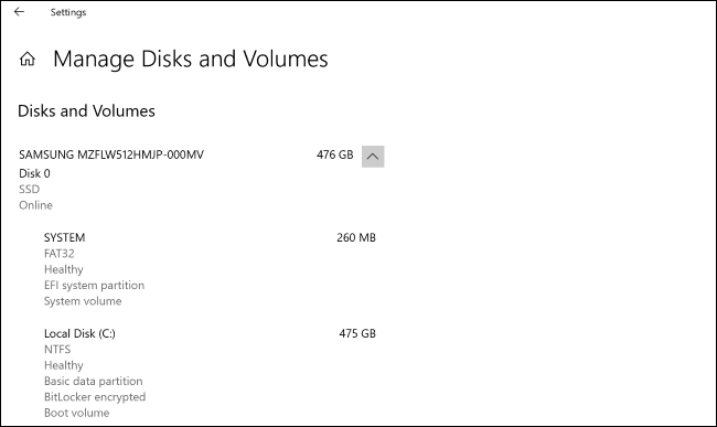 شاشة "Manage Disks and Volumes" في تطبيق إعدادات Windows 10.