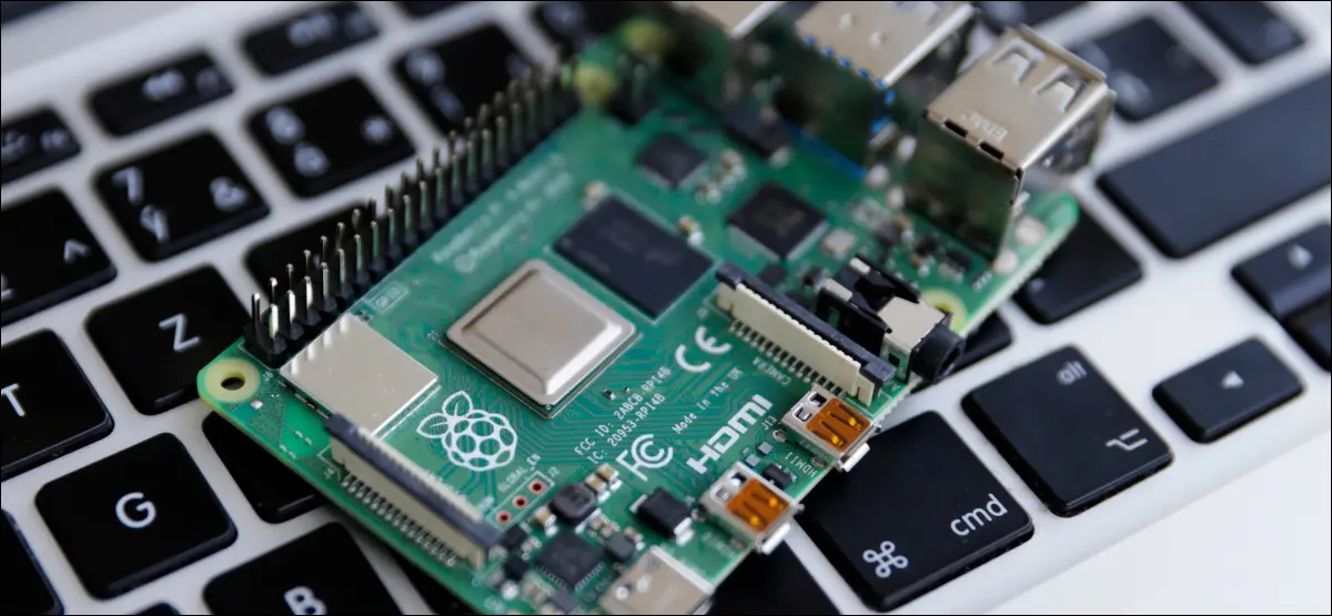 MacBookキーボードに座っているRaspberryPi4ボード。