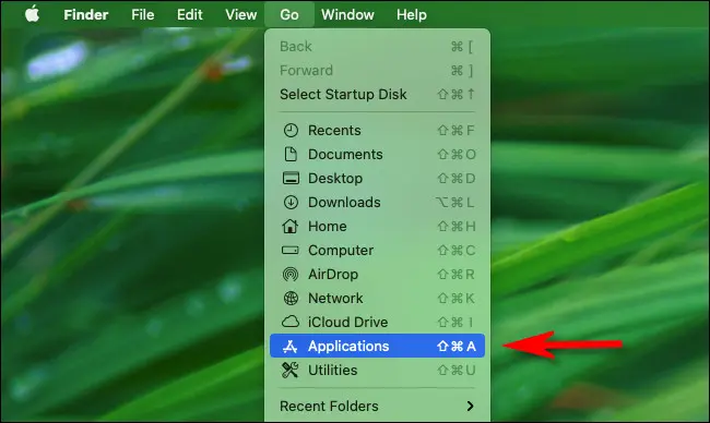 Di Finder, klik menu "Go" dan pilih "Applications" dari daftar.