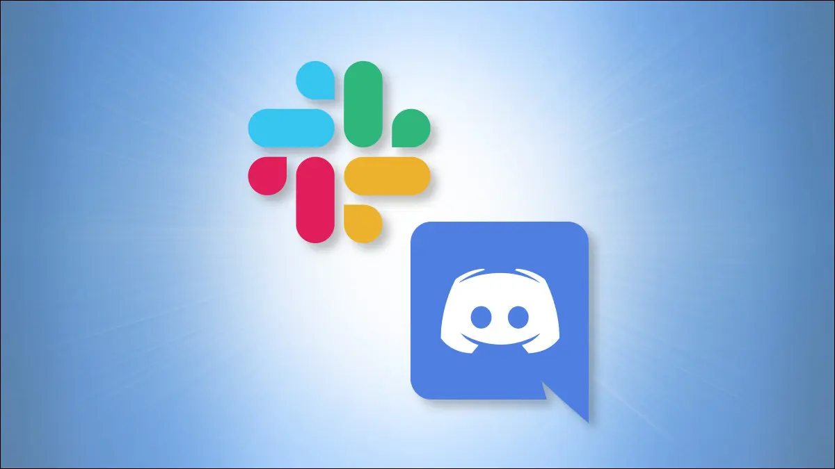 Logo Slack i Discord na niebieskim tle