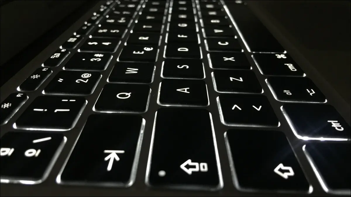 Eine MacBook-Tastatur mit Hintergrundbeleuchtung.