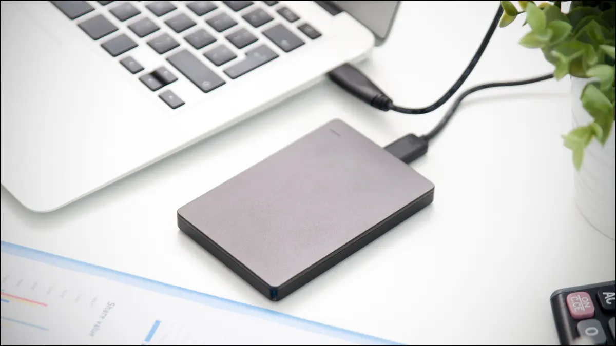 Hard disk extern atașat prin USB la un MacBook