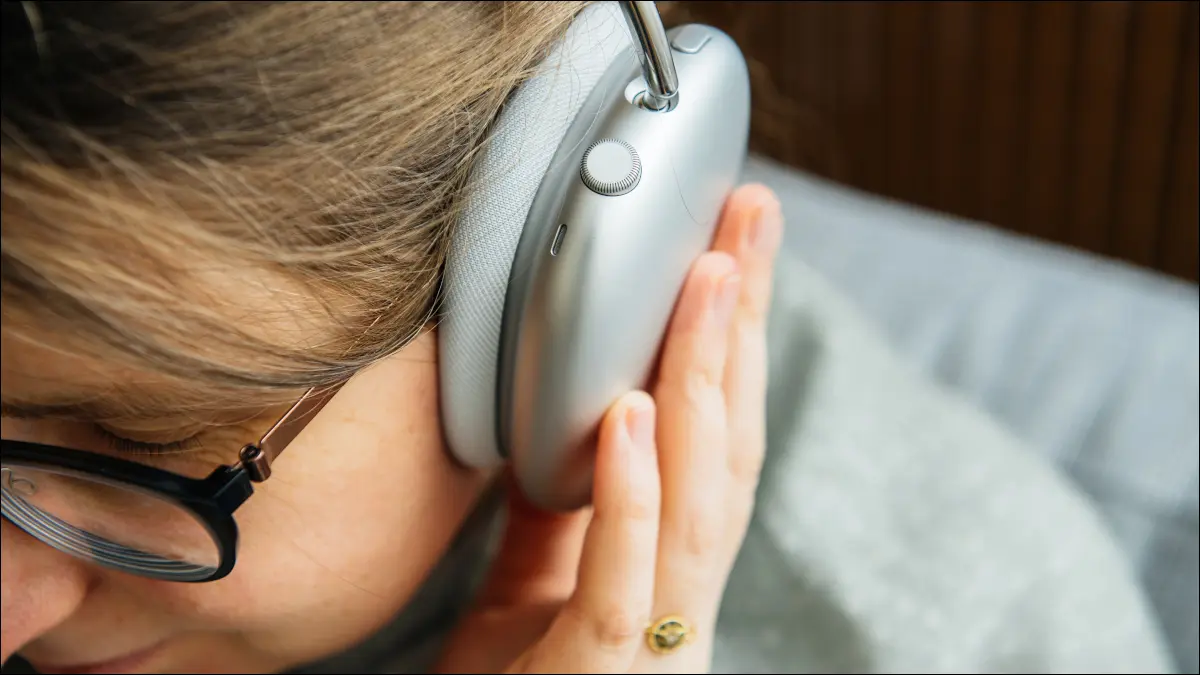 Primer plano de la copa de los auriculares en la cabeza de una mujer