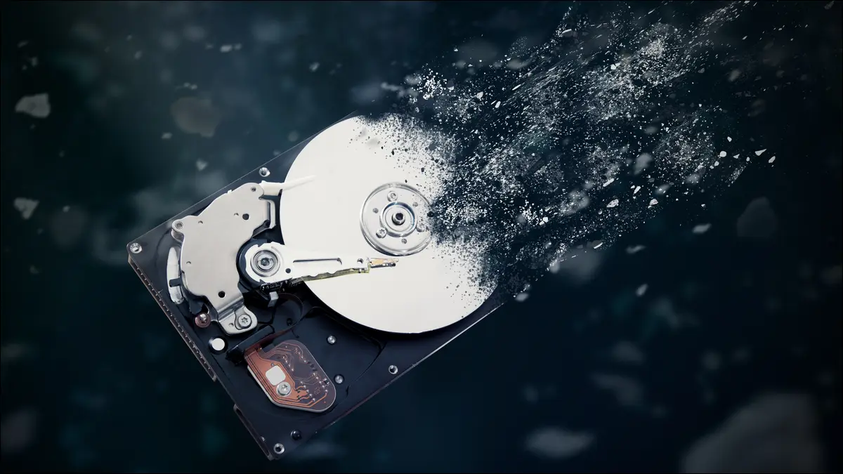 O ilustrare a unui hard disk mecanic care se dezintegrează.