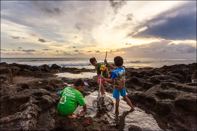 niños jugando hora dorada