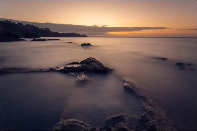 amanecer sobre rocas