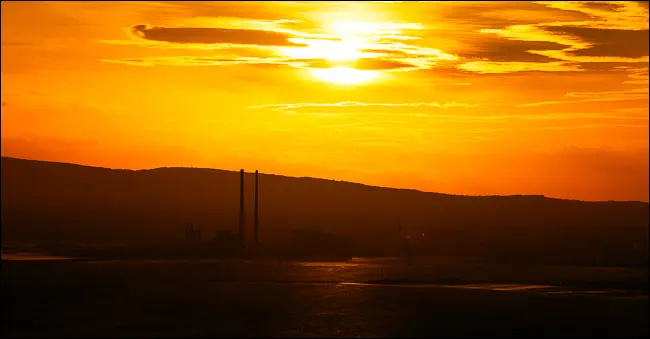 夕阳下的泳池塔