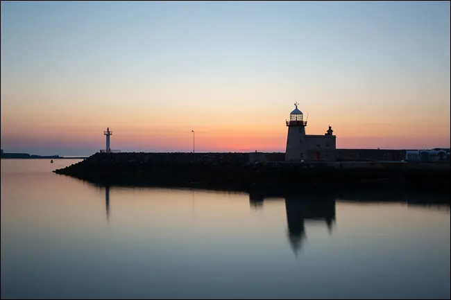 faro en la hora azul