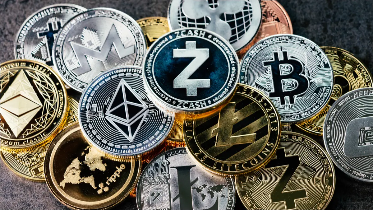 代表比特幣、以太坊、萊特幣、zcash 和瑞波加密貨幣的實物硬幣。