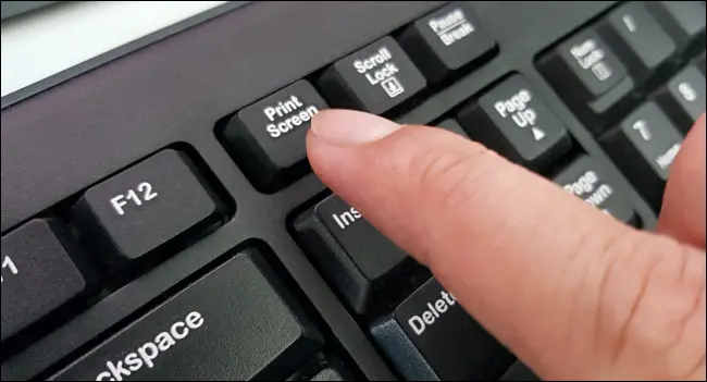 Ein Finger, der die Drucktaste auf einer Tastatur drückt.