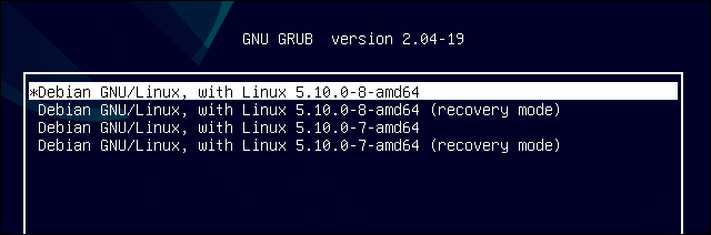 Due kernel con opzioni della modalità di ripristino elencate come opzioni di avvio in GRUB su Debian 11