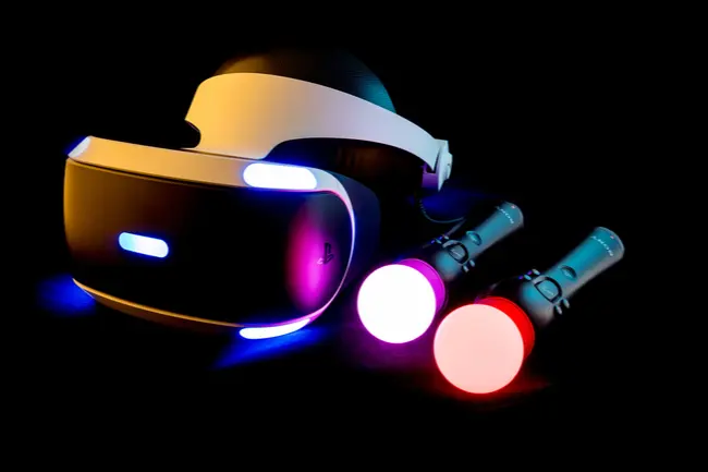 Move kontrolörlerine sahip bir PSVR başlığı.