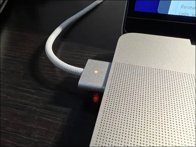 شاحن MagSafe 3 MacBook Pro متصل بمنفذ الشحن