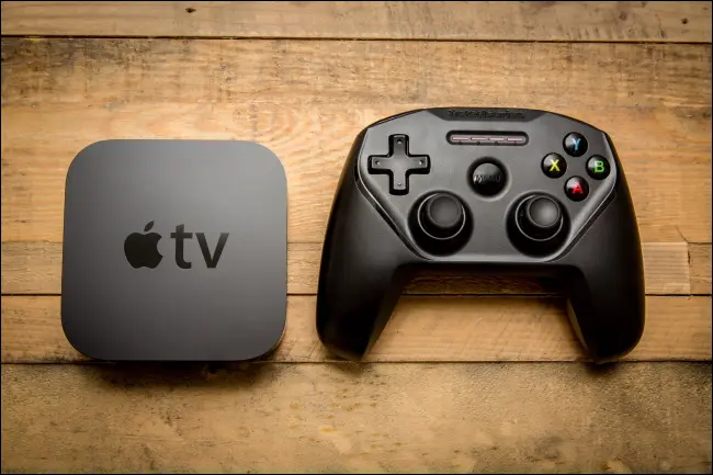 جهاز تحكم في الألعاب وجهاز Apple TV.