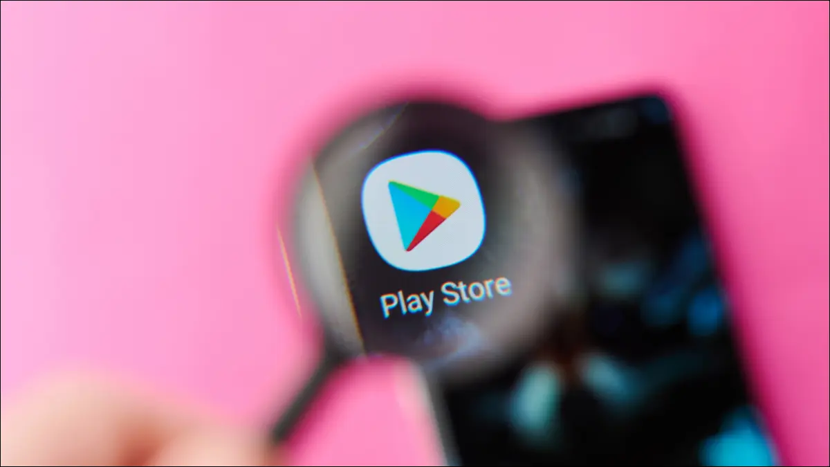 Logo Sklepu Google Play na smartfonie widoczne przez lupę