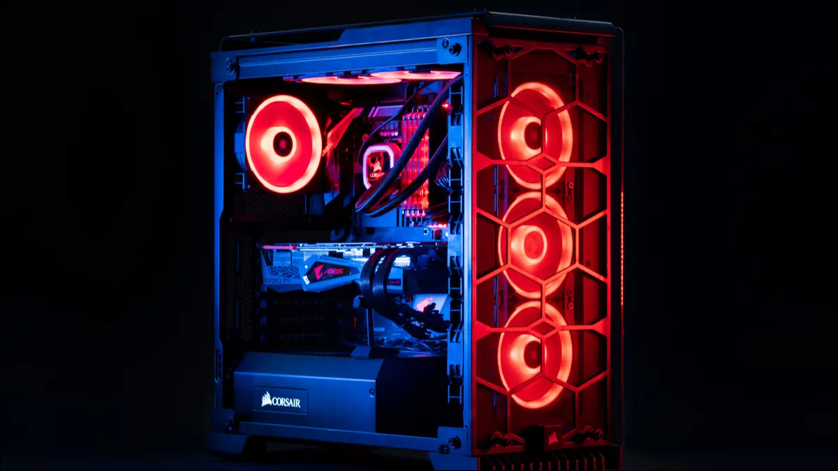 PC gaming desktop dengan pencahayaan LED.