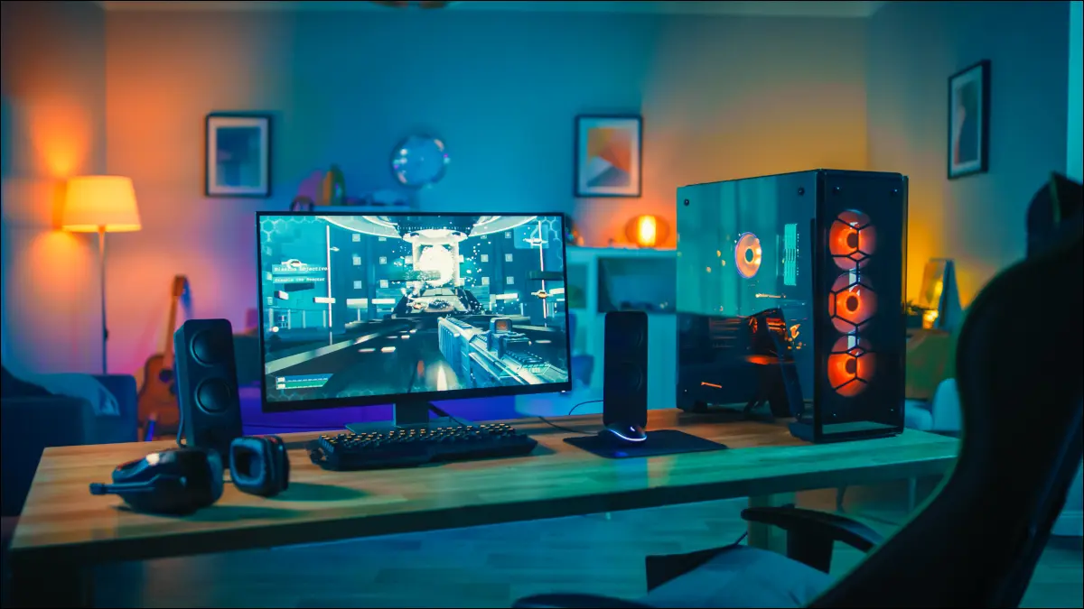 Ein modernes Gaming-Rig mit einem leistungsstarken PC-Tower und Neonbeleuchtung.