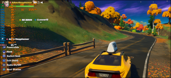 Un taxi giallo che percorre una strada di campagna autunnale ondulata nel gioco Fortnite.