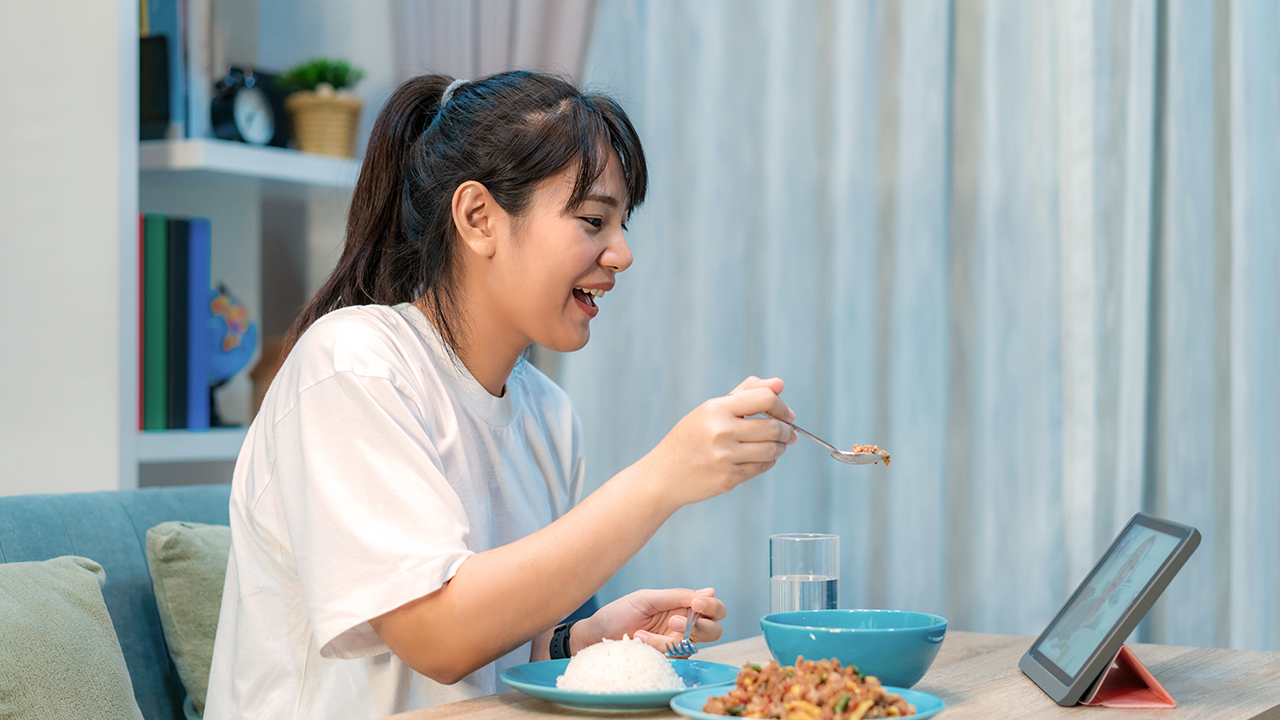 ビデオ通話中に食事をしている人