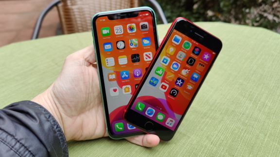 iphone 11 e iphone se 2020 na mão