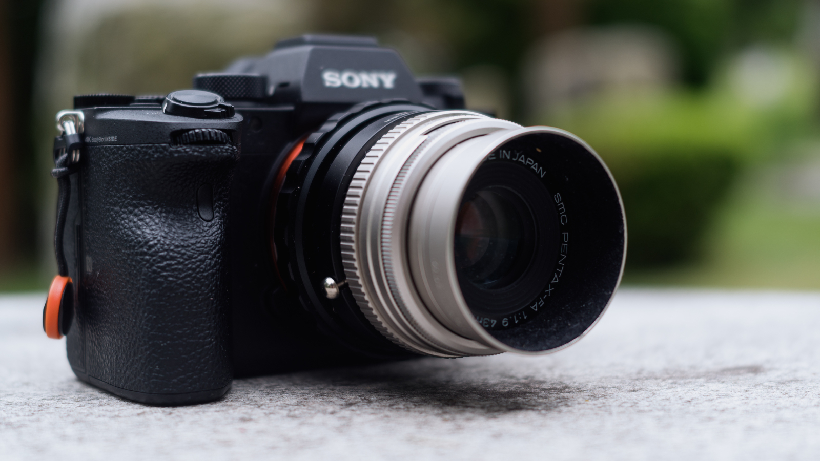 Sony aynasız fotoğraf makinesinde Pentax 43mm Lens