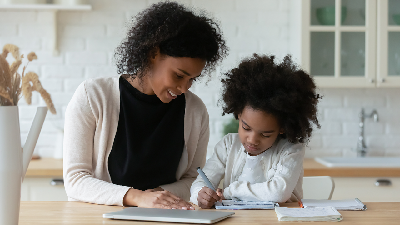 Mãe e filha estudam juntas