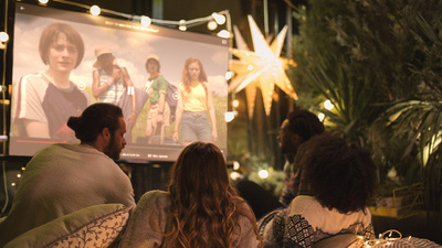 Cómo crear la noche de cine perfecta en el patio trasero con la imagen económica