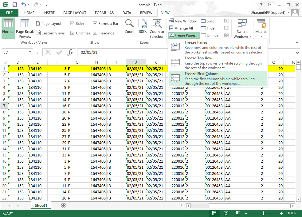 切换到 VIEW 选项卡并单击 Freeze First Column。