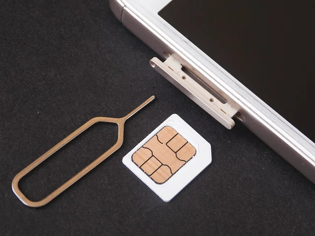 Baki kartu SIM yang dikeluarkan. Cara Memperbaiki 4G Tidak Berfungsi di Android