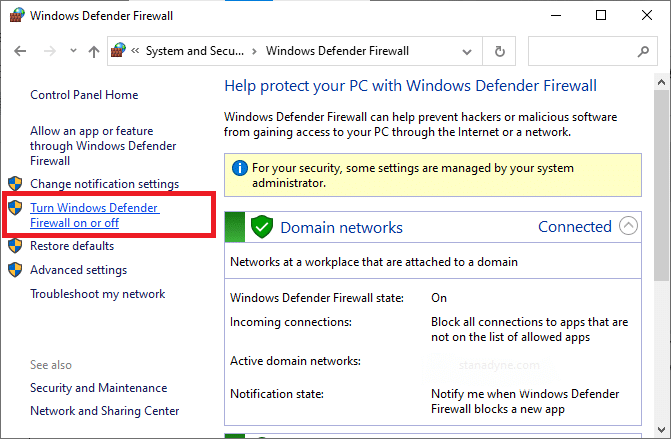 現在，在左側菜單中選擇打開或關閉 Windows Defender 防火牆選項