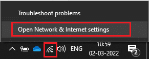 Haga clic con el botón derecho en el ícono de Wi-Fi que se muestra en la esquina más a la derecha de la pantalla y seleccione Abrir configuración de red de Internet