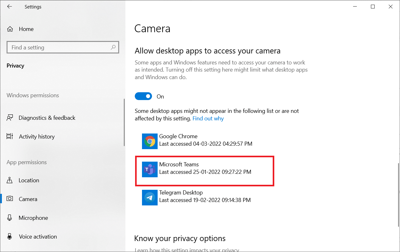 gulir ke bawah layar kanan dan pastikan aplikasi Microsoft Teams terdaftar di bawah Izinkan aplikasi desktop mengakses kamera Anda