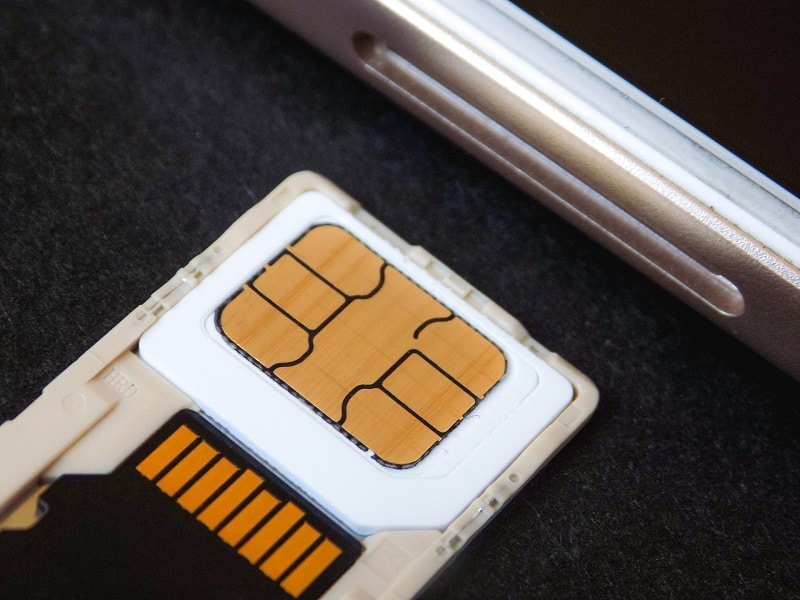 إدراج بطاقة SIM