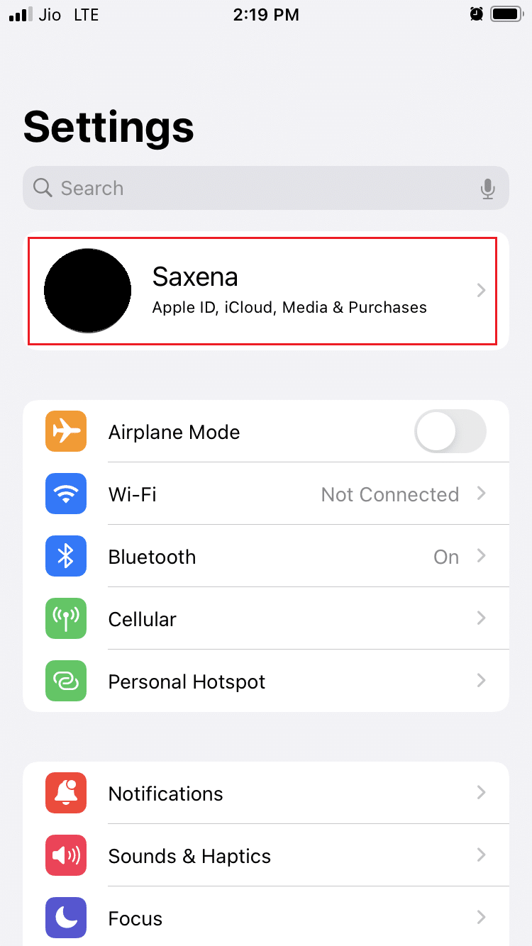 toque na opção de perfil nas configurações do iPhone