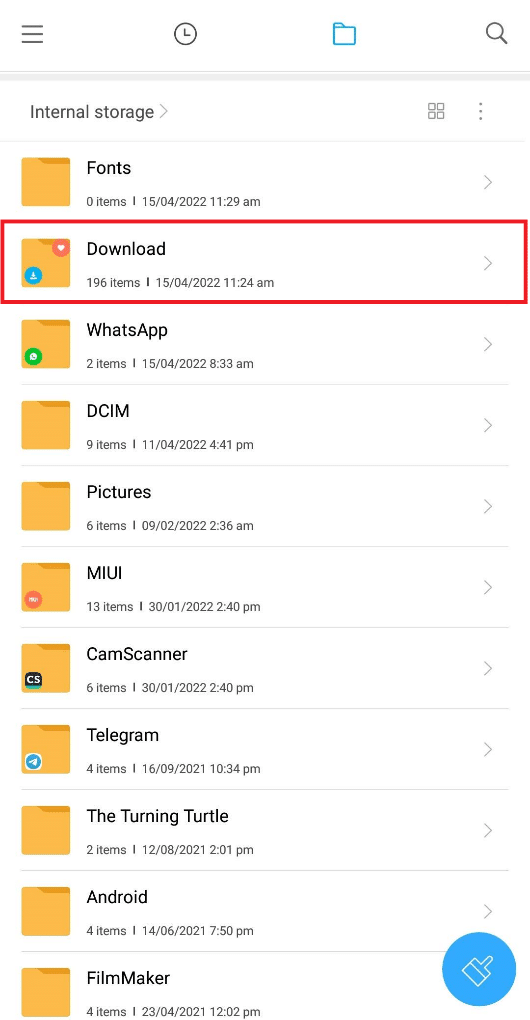 Deschideți File Manager pe dispozitiv și atingeți folderul Descărcare