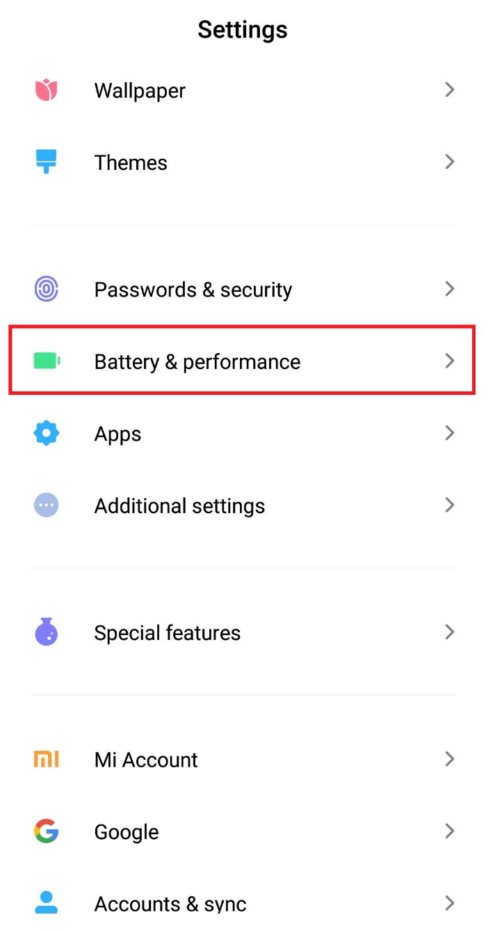 Recherchez et appuyez sur l'option Batterie et performances dans la liste. Comment vérifier si quelqu'un espionne votre téléphone